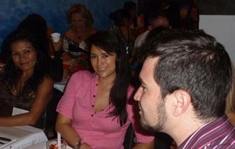 A photo of Colombian women and a foreign man in a singles tour.